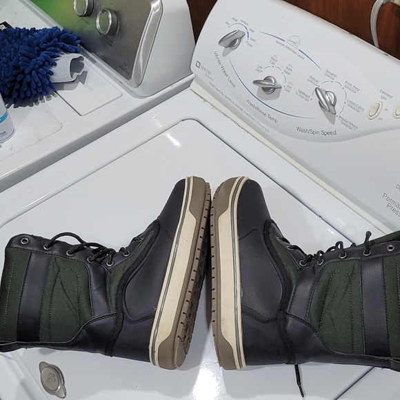 Winter Boot Size 8 - Picture 3 of 4